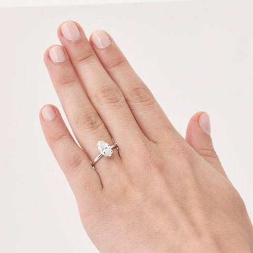 Bague 55 Bague en or blanc 750/1000 avec diamant taille marquise 1,56 ct 58 Facettes