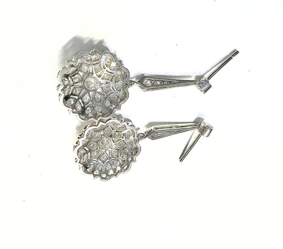 Boucles d'oreilles Boucles d’oreilles pendantes Art déco en or blanc 18 ct et diamants 58 Facettes DF22