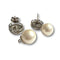 Boucles d'oreilles Boucles d'oreilles modernes en or blanc 18 ct avec diamants et perle 58 Facettes Q5B