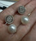 Boucles d'oreilles Boucles d'oreilles modernes en or blanc 18 ct avec diamants et perle 58 Facettes Q5B
