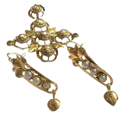 Boucles d'oreilles Ensemble élisabéthain - Broche et boucles d'oreilles en or 18 carats et perles 58 Facettes Q43B
