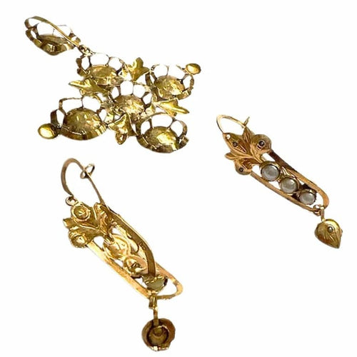Boucles d'oreilles Ensemble élisabéthain - Broche et boucles d'oreilles en or 18 carats et perles 58 Facettes Q43B
