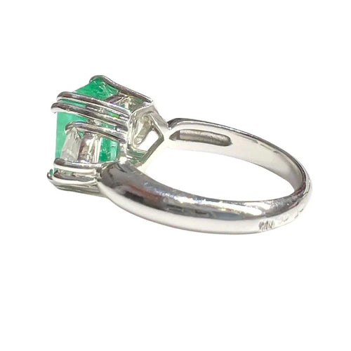 Bague 53 Bague en or blanc 18 carats avec émeraude et diamants 58 Facettes Q63B