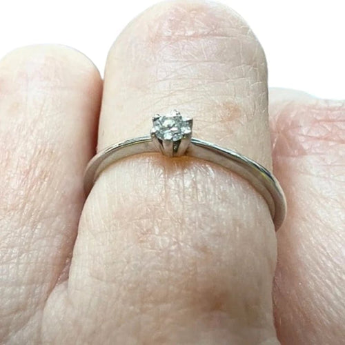 Bague 53 Bague design contemporain en or blanc 18 kt avec diamant 58 Facettes Q188