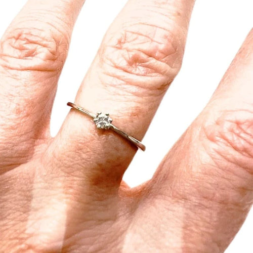 Bague 53 Bague design contemporain en or blanc 18 kt avec diamant 58 Facettes Q188