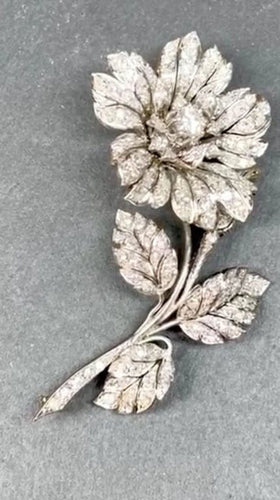 Broche Broche florale rétro années 40 en or blanc 18 carats et diamants 58 Facettes E31