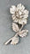 Broche Broche florale rétro années 40 en or blanc 18 carats et diamants 58 Facettes E31