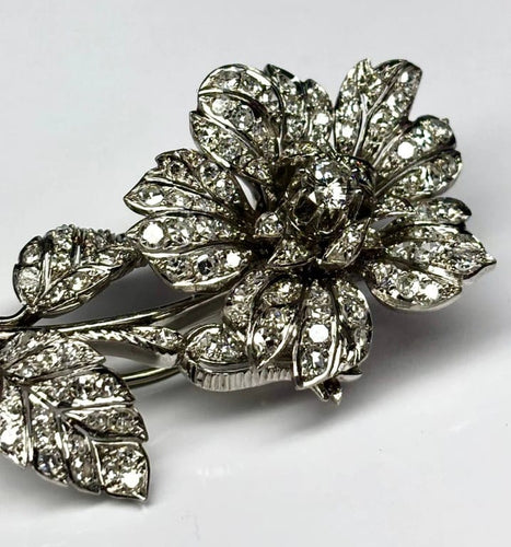 Broche Broche florale rétro années 40 en or blanc 18 carats et diamants 58 Facettes E31