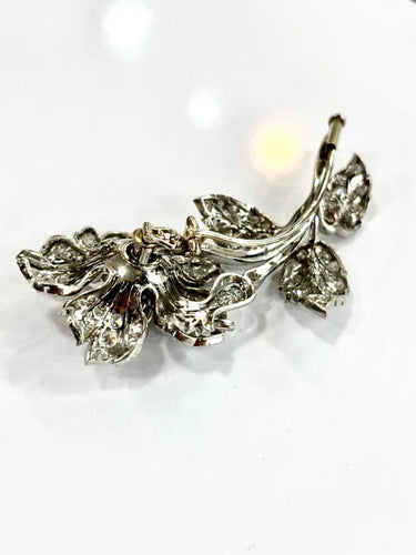 Broche Broche florale rétro années 40 en or blanc 18 carats et diamants 58 Facettes E31