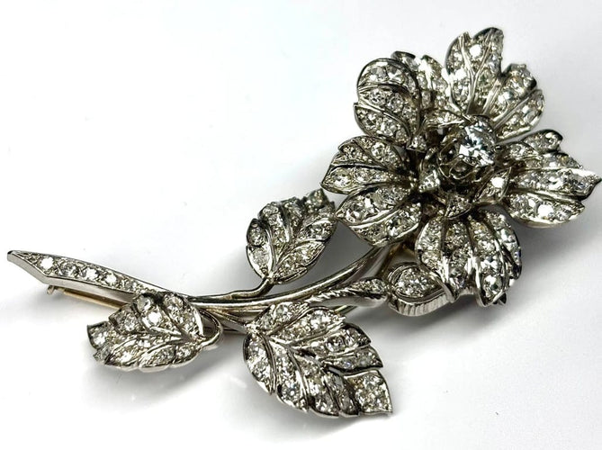 Broche Broche florale rétro années 40 en or blanc 18 carats et diamants 58 Facettes E31