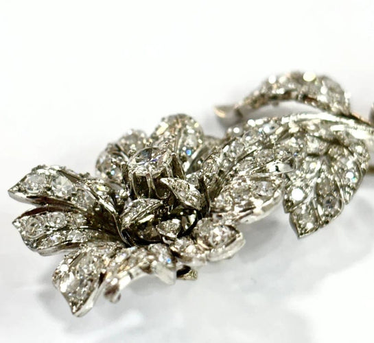 Broche Broche florale rétro années 40 en or blanc 18 carats et diamants 58 Facettes E31
