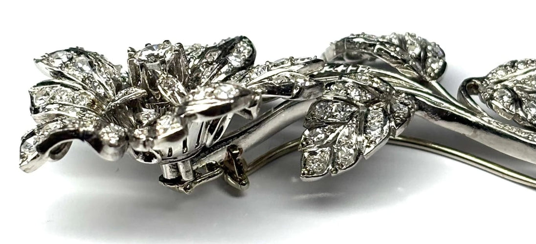 Broche Broche florale rétro années 40 en or blanc 18 carats et diamants 58 Facettes E31