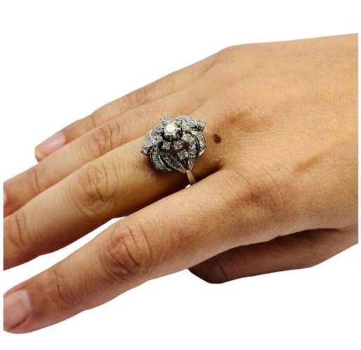Bague 53 Bague cluster rétro années 1940 en or blanc 18 carats et diamants 58 Facettes E12