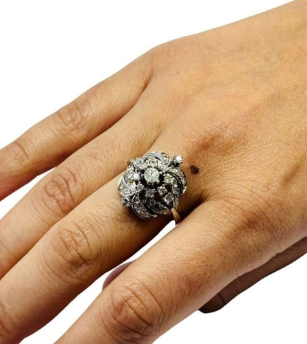 Bague 53 Bague cluster rétro années 1940 en or blanc 18 carats et diamants 58 Facettes E12