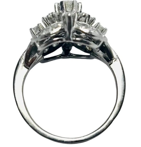 Bague 53 Bague cluster rétro années 1940 en or blanc 18 carats et diamants 58 Facettes E12