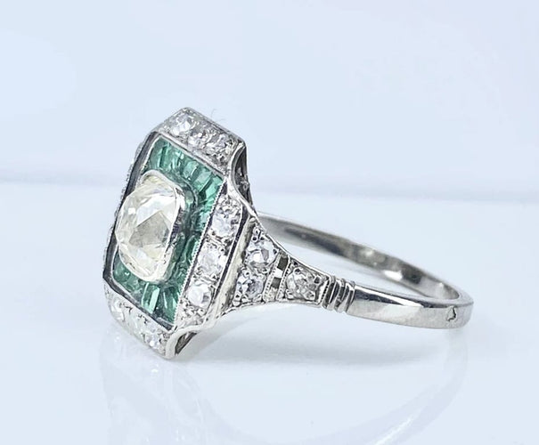 Bague 56 Bague Art déco coussin en platine, diamants et émeraudes 58 Facettes AB674