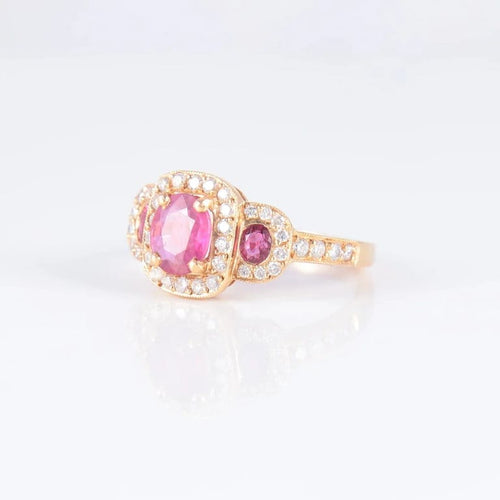 Bague 51 Bague trilogie épaulée en or jaune, rubis et diamants 58 Facettes AB127