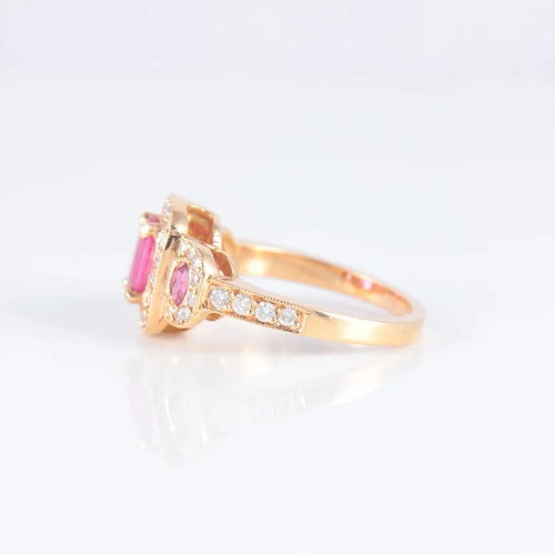 Bague 51 Bague trilogie épaulée en or jaune, rubis et diamants 58 Facettes AB127