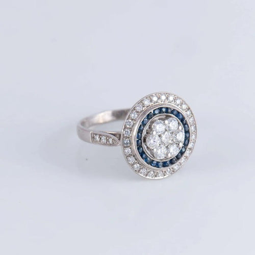 Bague 57 Bague style Art déco en or blanc 18 ct, diamants et saphirs 58 Facettes AB140