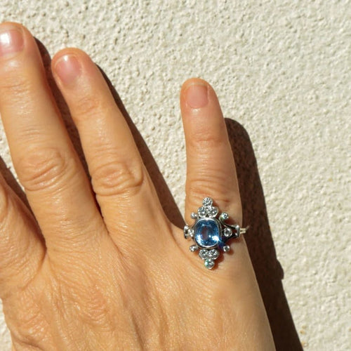 Bague 50 Bague duchesse en or blanc 18 ct, saphir de Ceylan et diamants 58 Facettes AB6