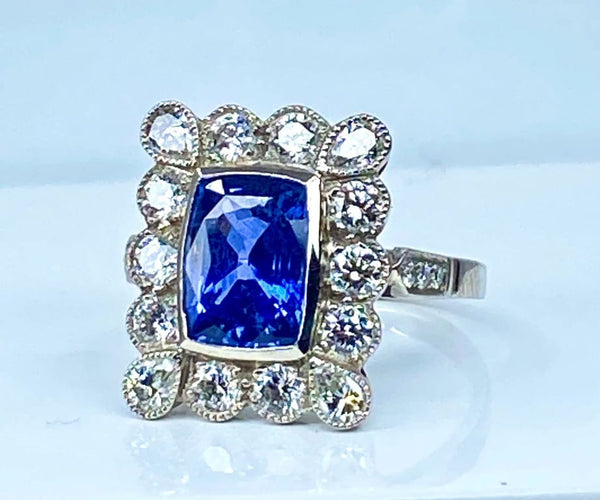 Bague 53 Bague en or blanc 18 carats avec saphir de Ceylan et diamants 58 Facettes AB410