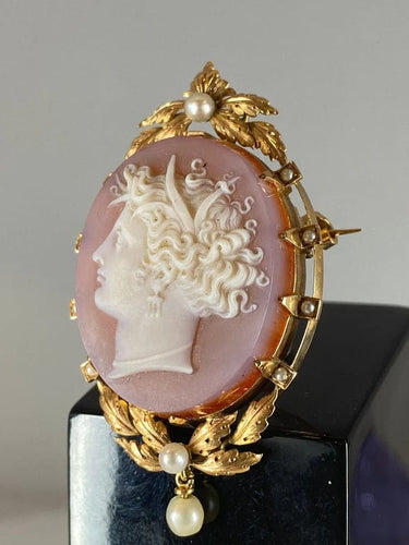 Pendentif Broche pendentif camée en agate en or 18 ct et perles fines 58 Facettes AB40