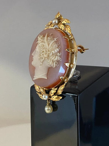 Pendentif Broche pendentif camée en agate en or 18 ct et perles fines 58 Facettes AB40