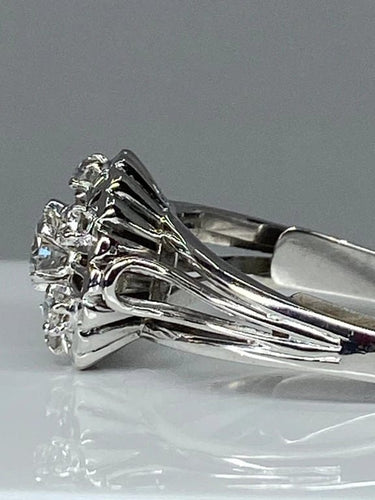 Bague 63 Bague fleur en or blanc 18 carats et diamants 58 Facettes AB60