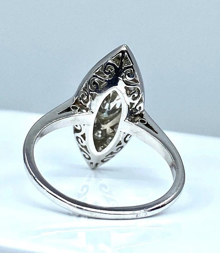 Bague 49 Bague marquise en platine et diamants vers 1900 58 Facettes AB159