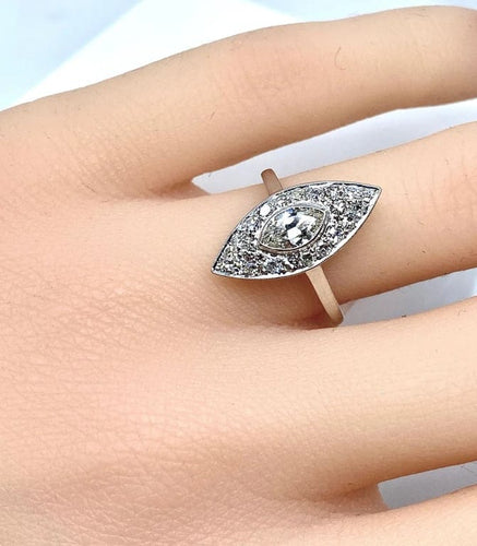 Bague 49 Bague marquise en platine et diamants vers 1900 58 Facettes AB159