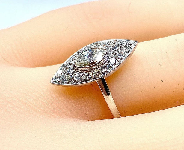 Bague 49 Bague marquise en platine et diamants vers 1900 58 Facettes AB159