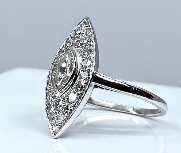 Bague 49 Bague marquise en platine et diamants vers 1900 58 Facettes AB159