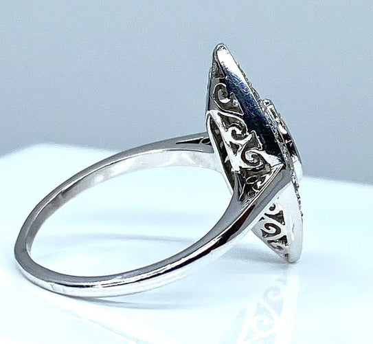 Bague 49 Bague marquise en platine et diamants vers 1900 58 Facettes AB159