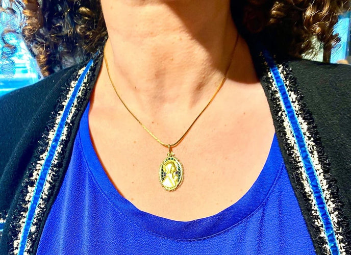 Pendentif SELLIER - Médaille Vierge en or jaune 18 carats, émail et perles fines 58 Facettes AB164