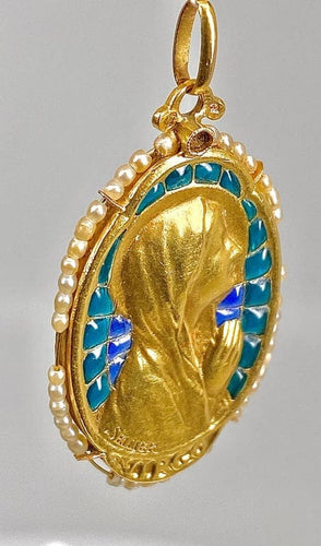 Pendentif SELLIER - Médaille Vierge en or jaune 18 carats, émail et perles fines 58 Facettes AB164