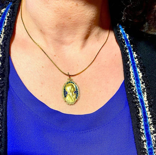 Pendentif SELLIER - Médaille Vierge en or jaune 18 carats, émail et perles fines 58 Facettes AB164