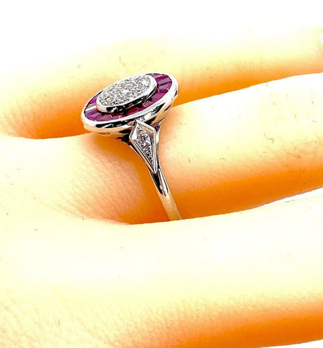 Bague 52 Bague en or blanc 18 carats avec rubis et diamants 58 Facettes AB221