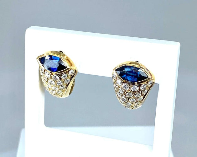 Boucles d'oreilles Boucles d’oreilles en or jaune 18 carats saphirs navette et diamants 58 Facettes AB235