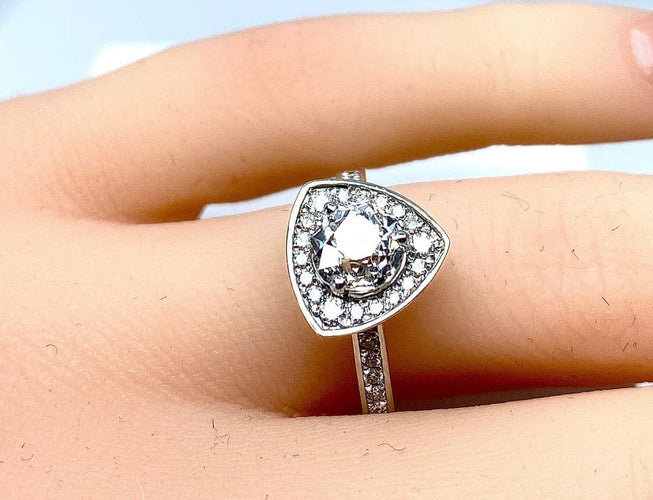 Bague 51 Bague triangle en or blanc 18 carats et diamants 58 Facettes AB258