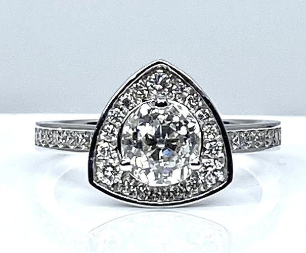Bague 51 Bague triangle en or blanc 18 carats et diamants 58 Facettes AB258