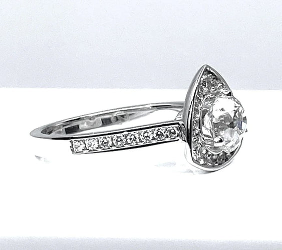 Bague 51 Bague triangle en or blanc 18 carats et diamants 58 Facettes AB258