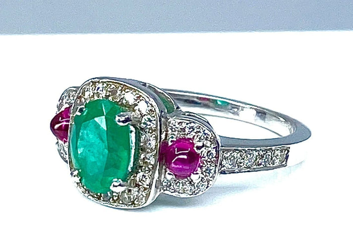 Bague 52 Bague en or blanc 18 carats avec émeraude, rubis et diamants 58 Facettes AB249