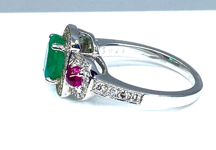 Bague 52 Bague en or blanc 18 carats avec émeraude, rubis et diamants 58 Facettes AB249