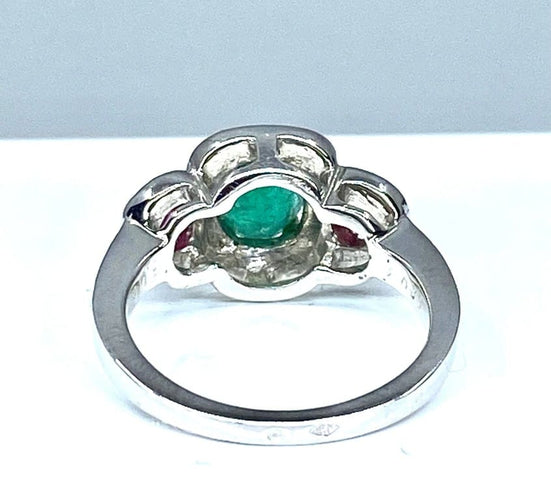 Bague 52 Bague en or blanc 18 carats avec émeraude, rubis et diamants 58 Facettes AB249