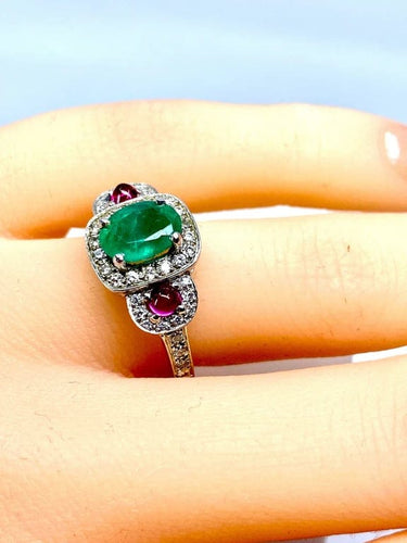 Bague 52 Bague en or blanc 18 carats avec émeraude, rubis et diamants 58 Facettes AB249