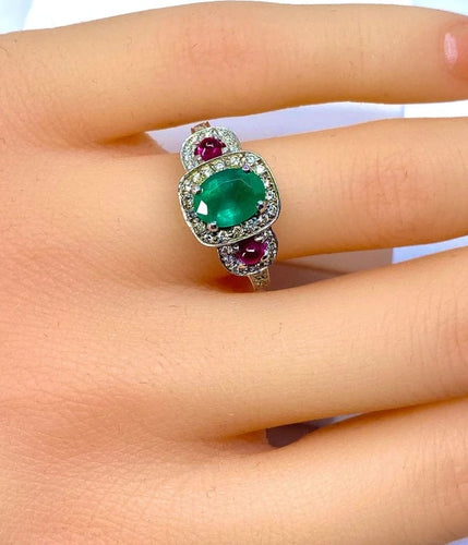 Bague 52 Bague en or blanc 18 carats avec émeraude, rubis et diamants 58 Facettes AB249