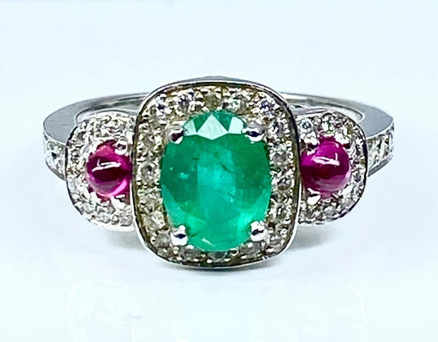 Bague 52 Bague en or blanc 18 carats avec émeraude, rubis et diamants 58 Facettes AB249