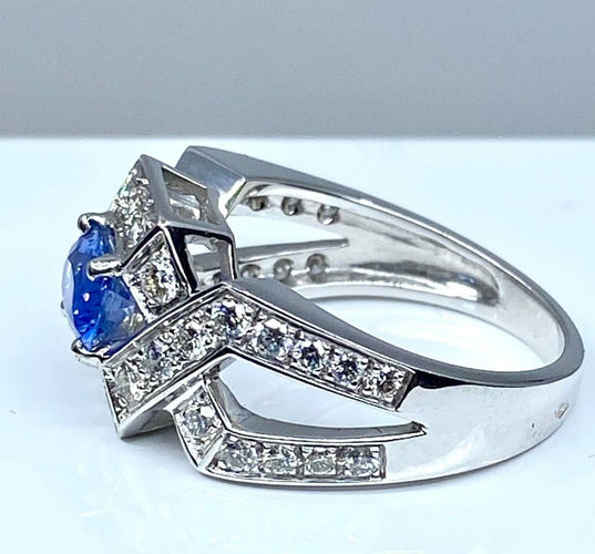 Bague 53 Bague bandeau en or blanc 18 carats, saphir de Ceylan et diamants 58 Facettes AB252