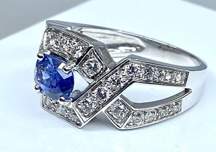 Bague 53 Bague bandeau en or blanc 18 carats, saphir de Ceylan et diamants 58 Facettes AB252