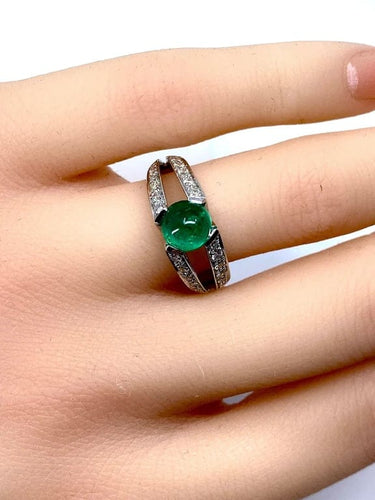 Bague 52 Bague en or blanc 18 carats avec émeraude cabochon et diamants 58 Facettes AB250